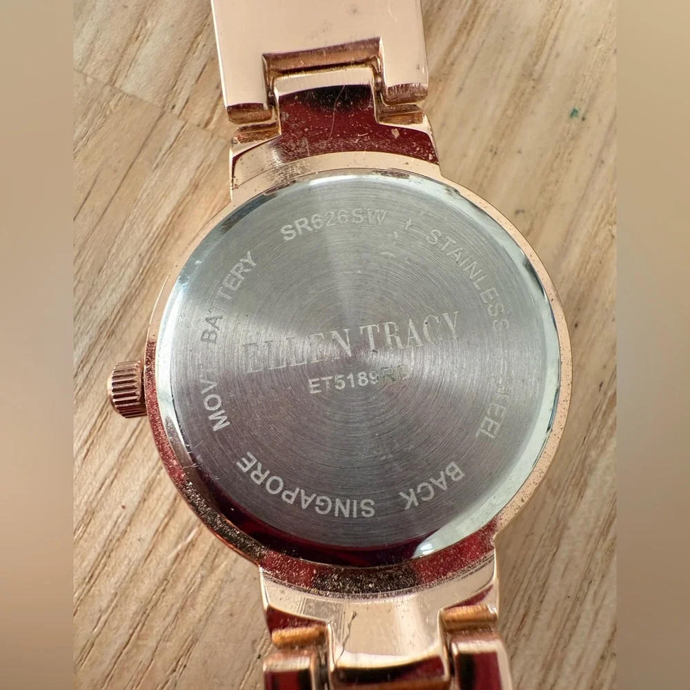 Ellen Tracy ladies rose gold tone fashion watch NEW BATTERY
